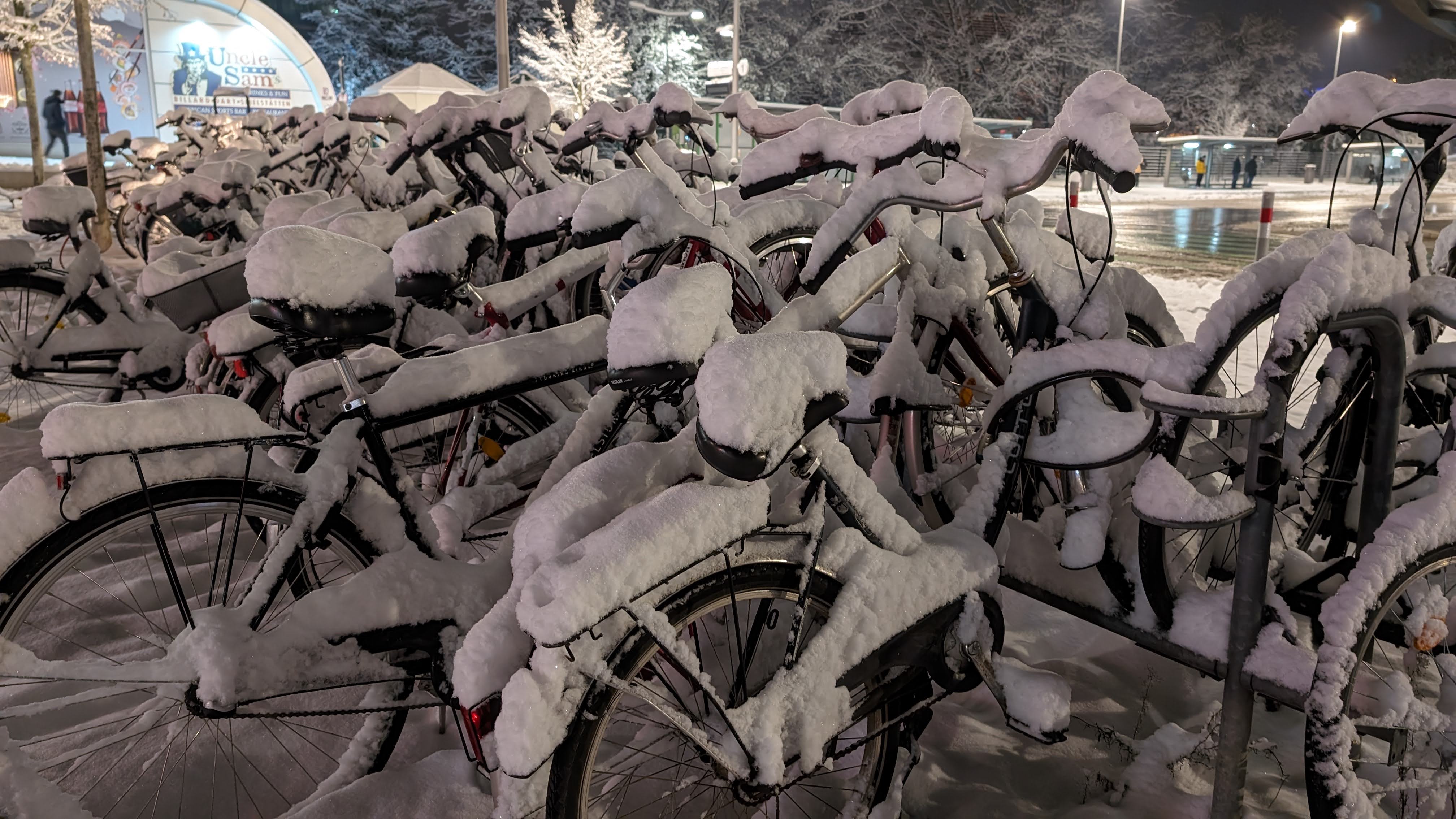 Fahrräder im Schnee am Busbhanhof in Leverkusen-Mitte